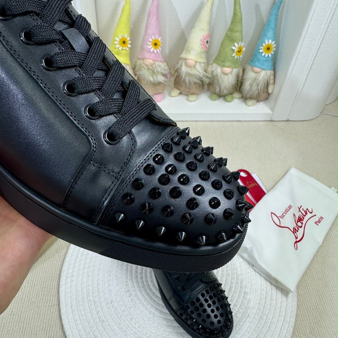Christian Louboutin Classic Spikes piel