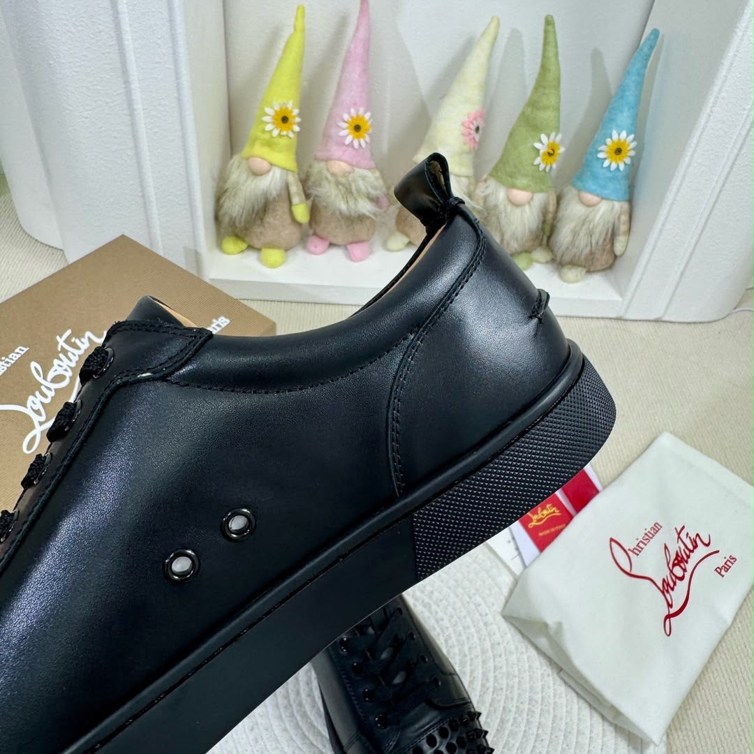 Christian Louboutin Classic Spikes piel